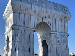 The wrapped l'Arc de Triomphe